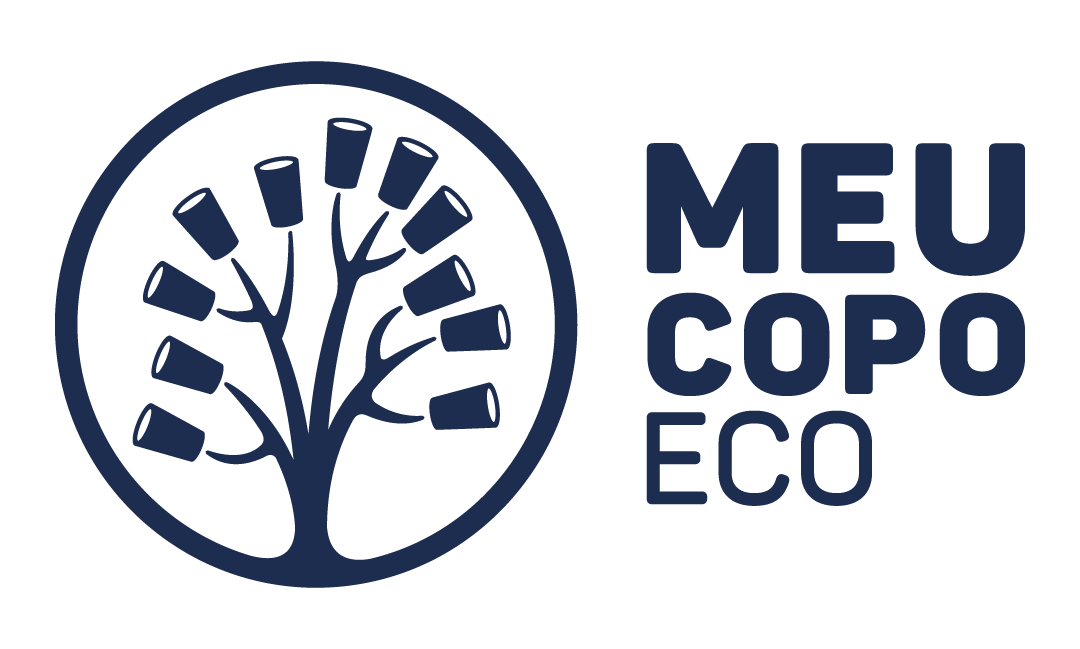 Logo azul da Meu Copo Eco com árvore dentro de um círculo e copos nas raízes.