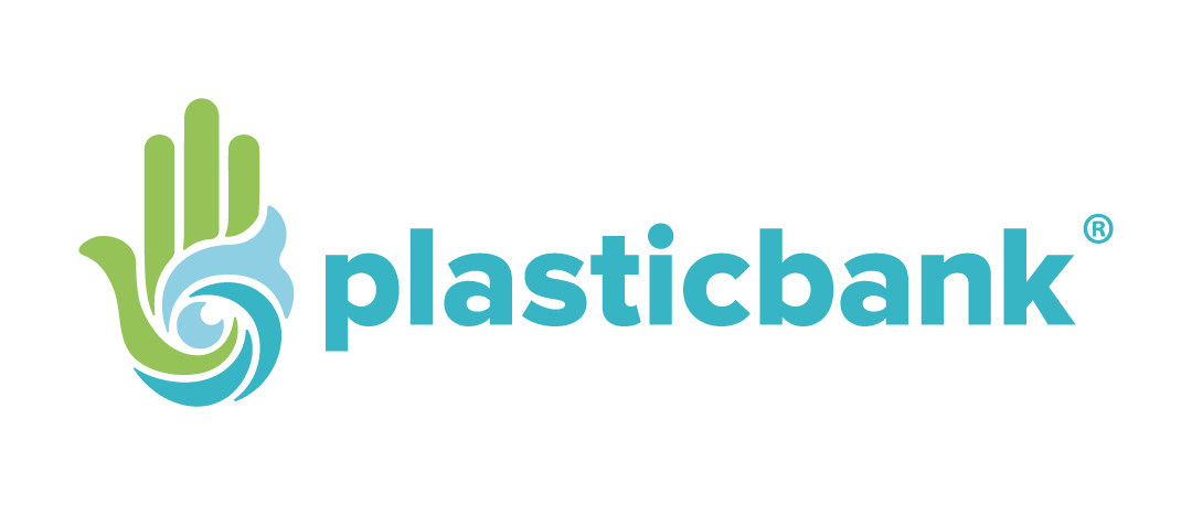 Logotipo do Plasticbank com ícone de mão verde e onda azul ao lado de texto verde-azulado