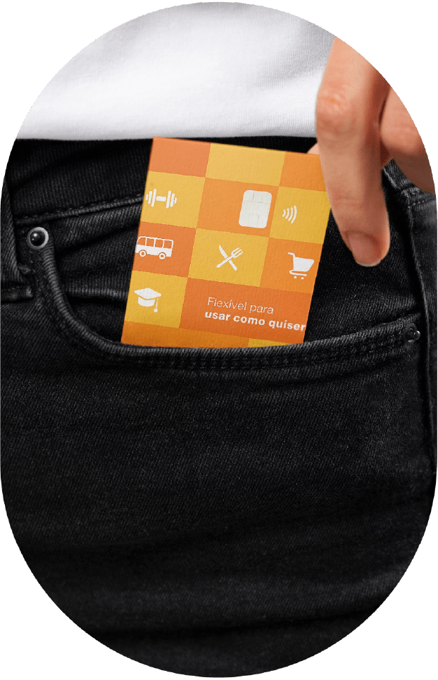 Mão retirando um cartão laranja do bolso de uma calça jeans preta.