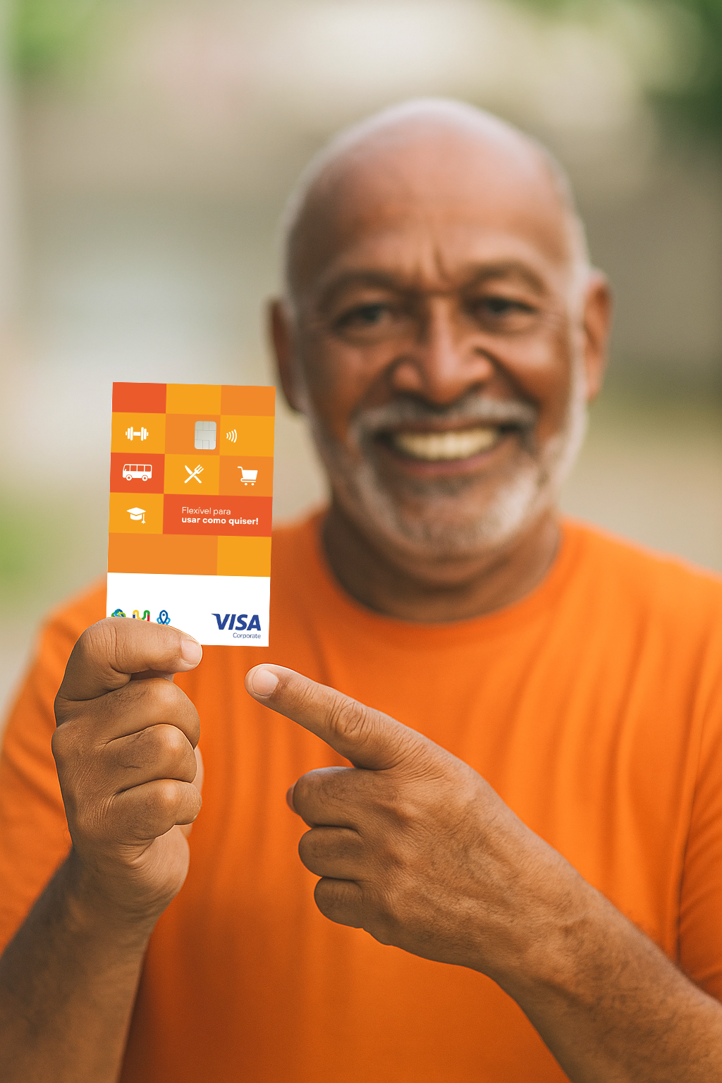 Homem sorridente com camisa laranja segurando um pequeno cartão VISA laranja contra um fundo desfocado.