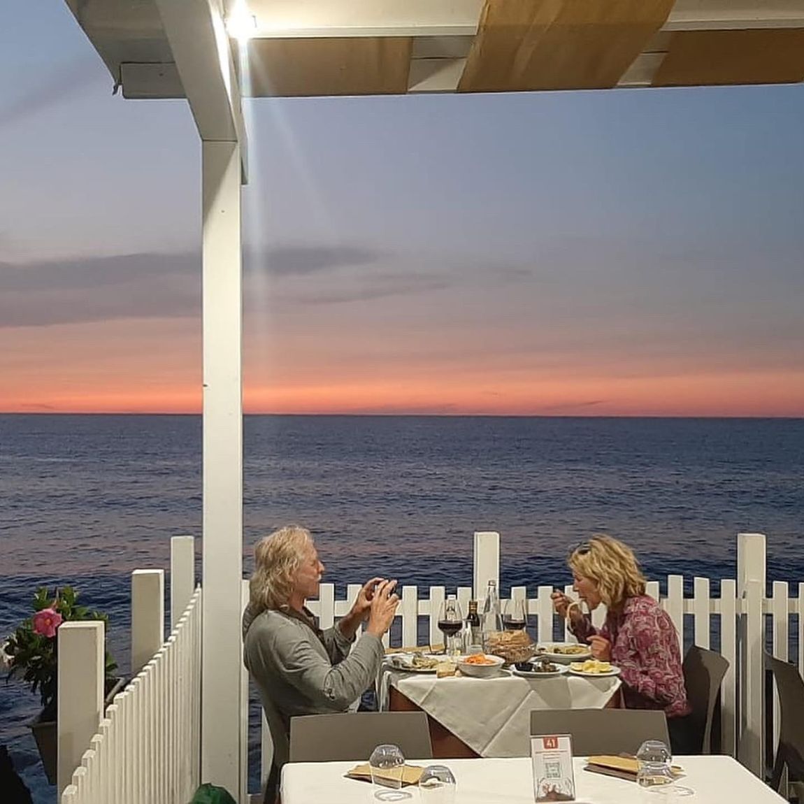 tavoli all'esterno sul mare