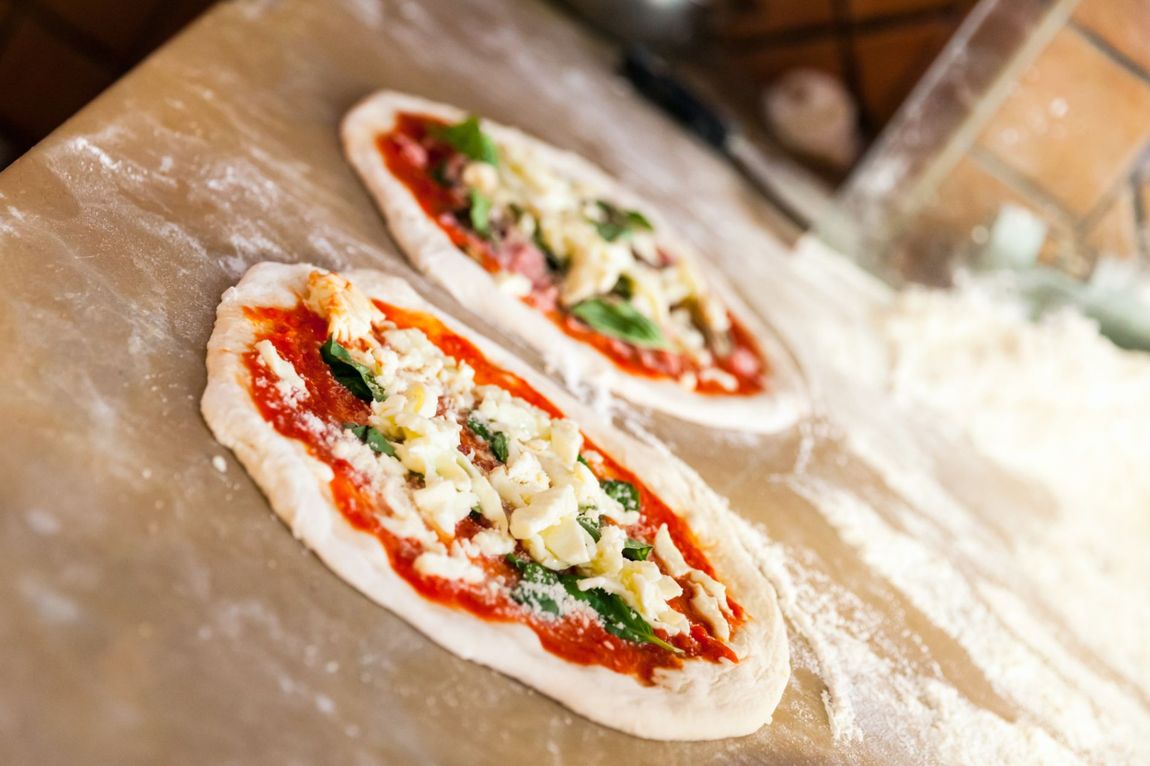 pizze prima di essere infornate