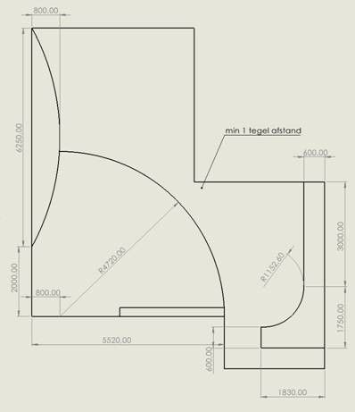 Een CAD-plattegrond met de indeling van de wanden, afmetingen en rondingen, inclusief een aantekening over de minimale afstand tussen de tegels.