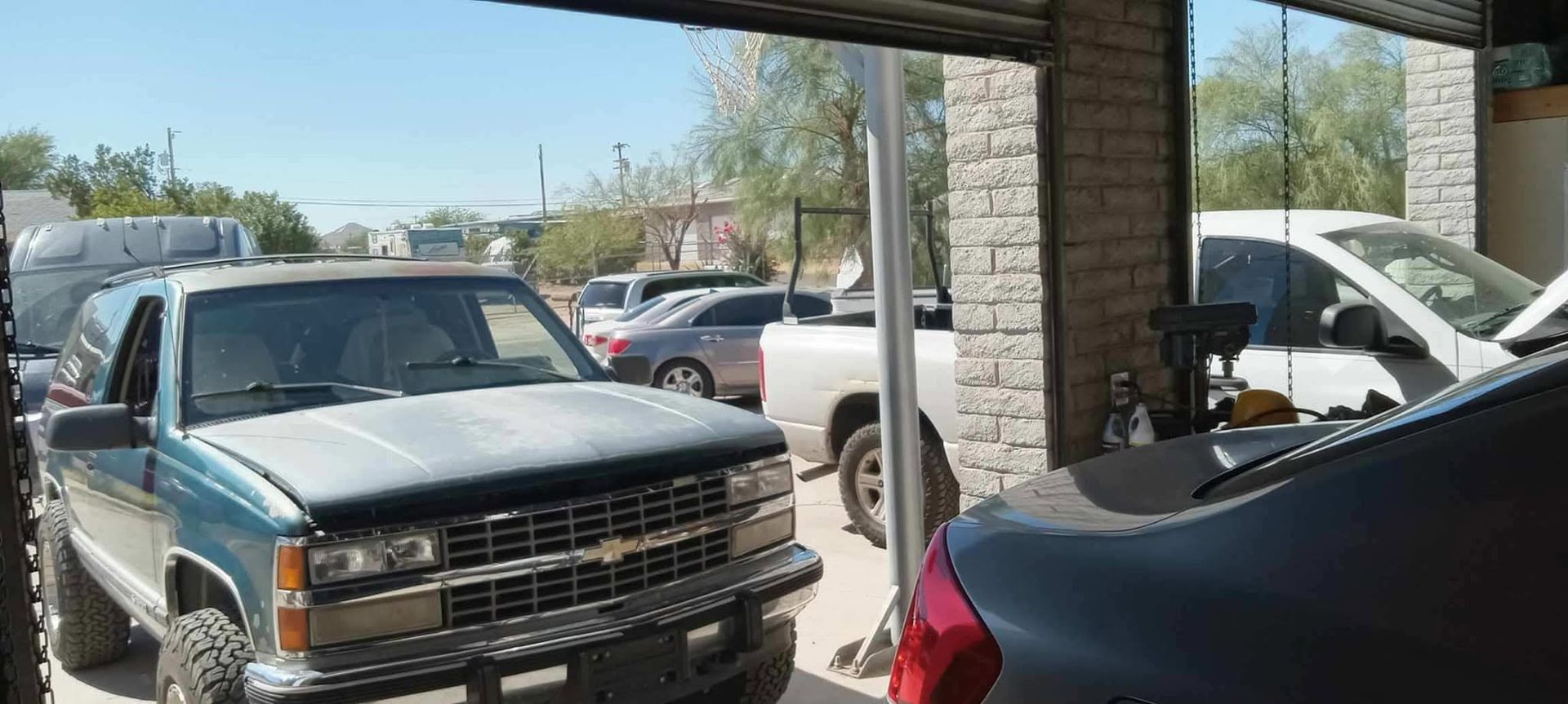 Vehicles Outside Auto Repair Service Bays | Champs Auto Repair