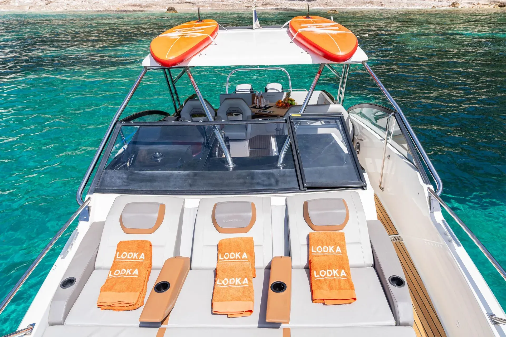 Un bateau flotte sur un plan d'eau.