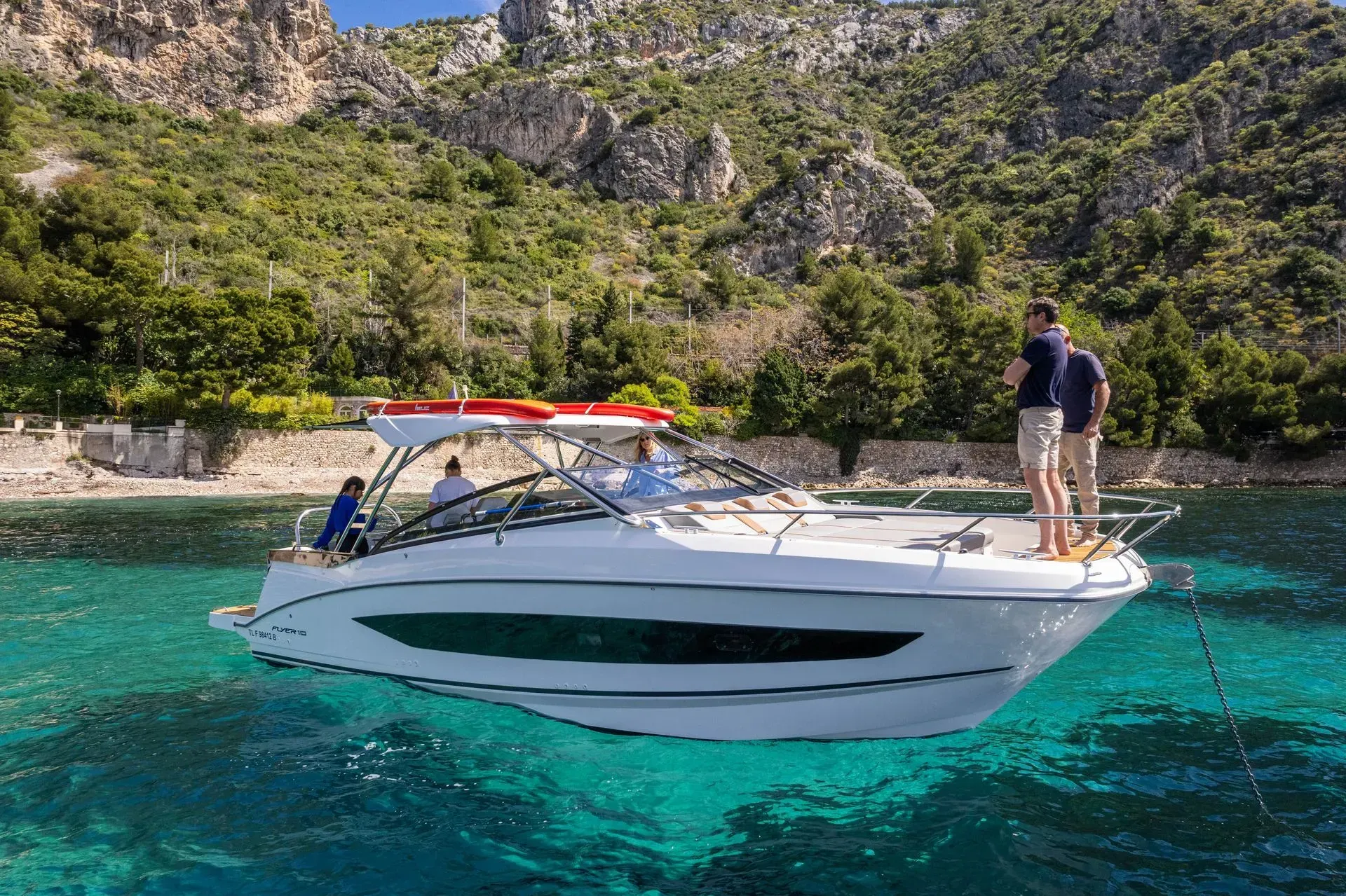 Un bateau flotte sur un plan d'eau.
