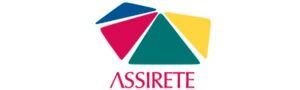 Logo ASSIRETE con icona a ventaglio geometrica colorata nei toni del blu, rosa, verde acqua e giallo, sopra un testo magenta.
