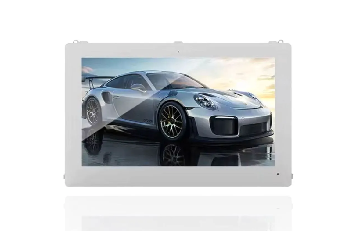 Ein Tablet mit dem Bild eines Sportwagens darauf. | Digital Signage Monitor