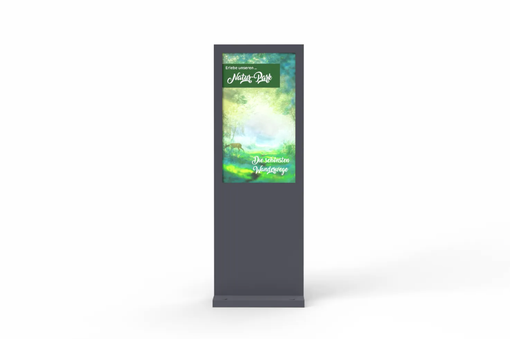Ein digitales Schild mit einem Waldbild darauf. | Digital Signage Stele