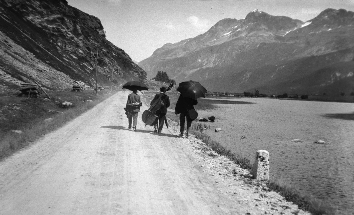 Bild von Hoffmann Camill (1861-1932), ehemaliger Pfarrer aus St. Moritz, bei Sils Baseglia im Engadin Richtung Piz Corvatsch gesehen
Quelle: Kulturarchiv Oberengadin, Chesa Planta, 7503 Samedan