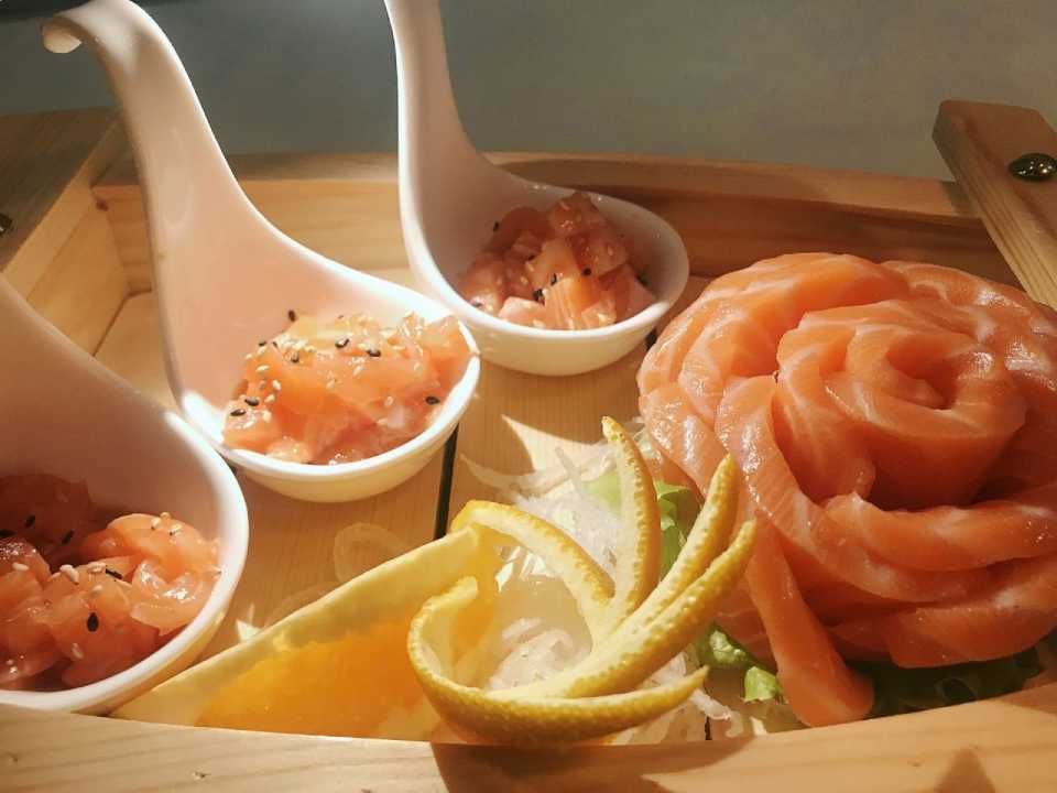 sashimi e temaki di salmone