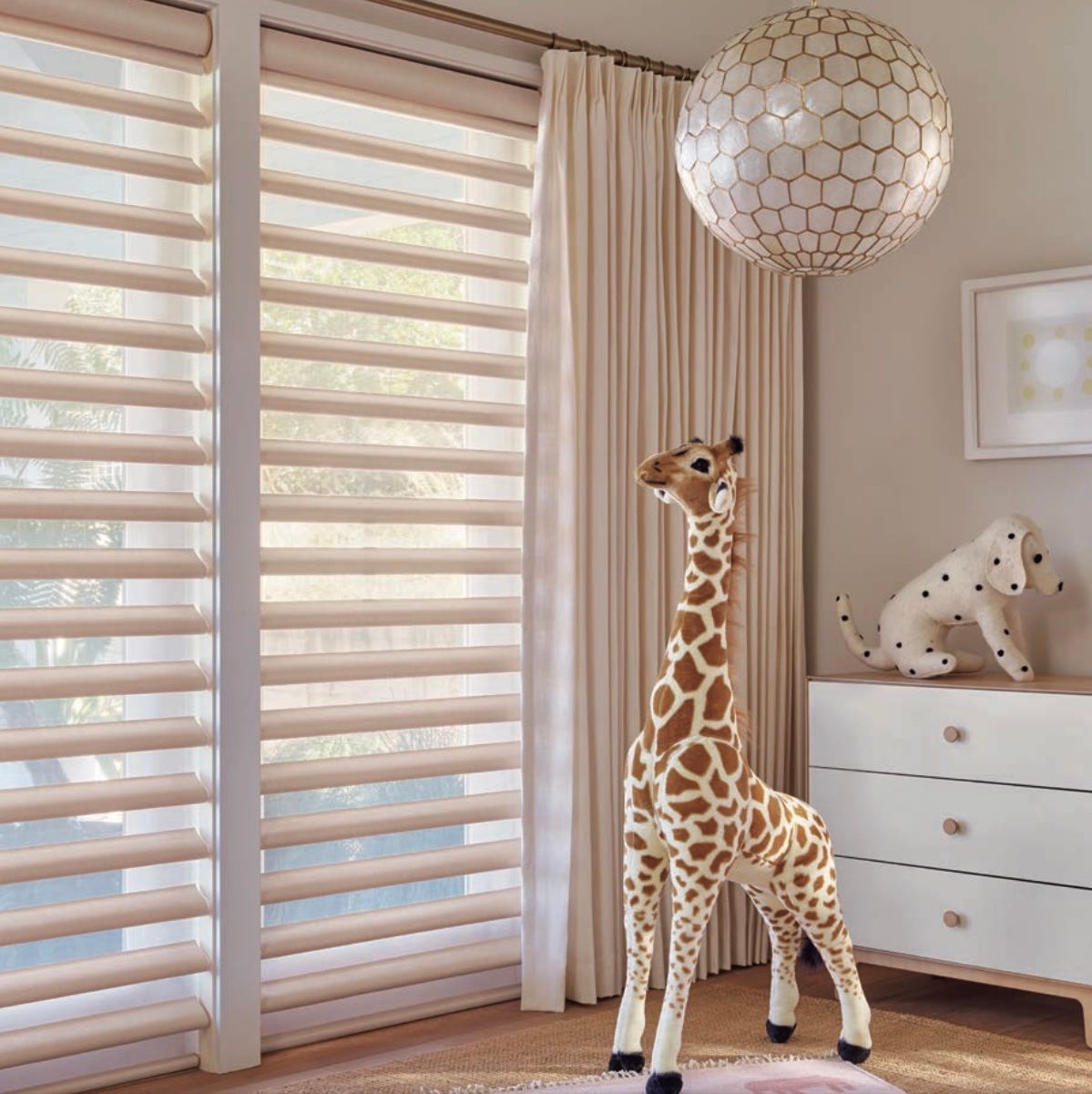 PIROUETTE® Window Shadings with clearview in kids bedroom windows.