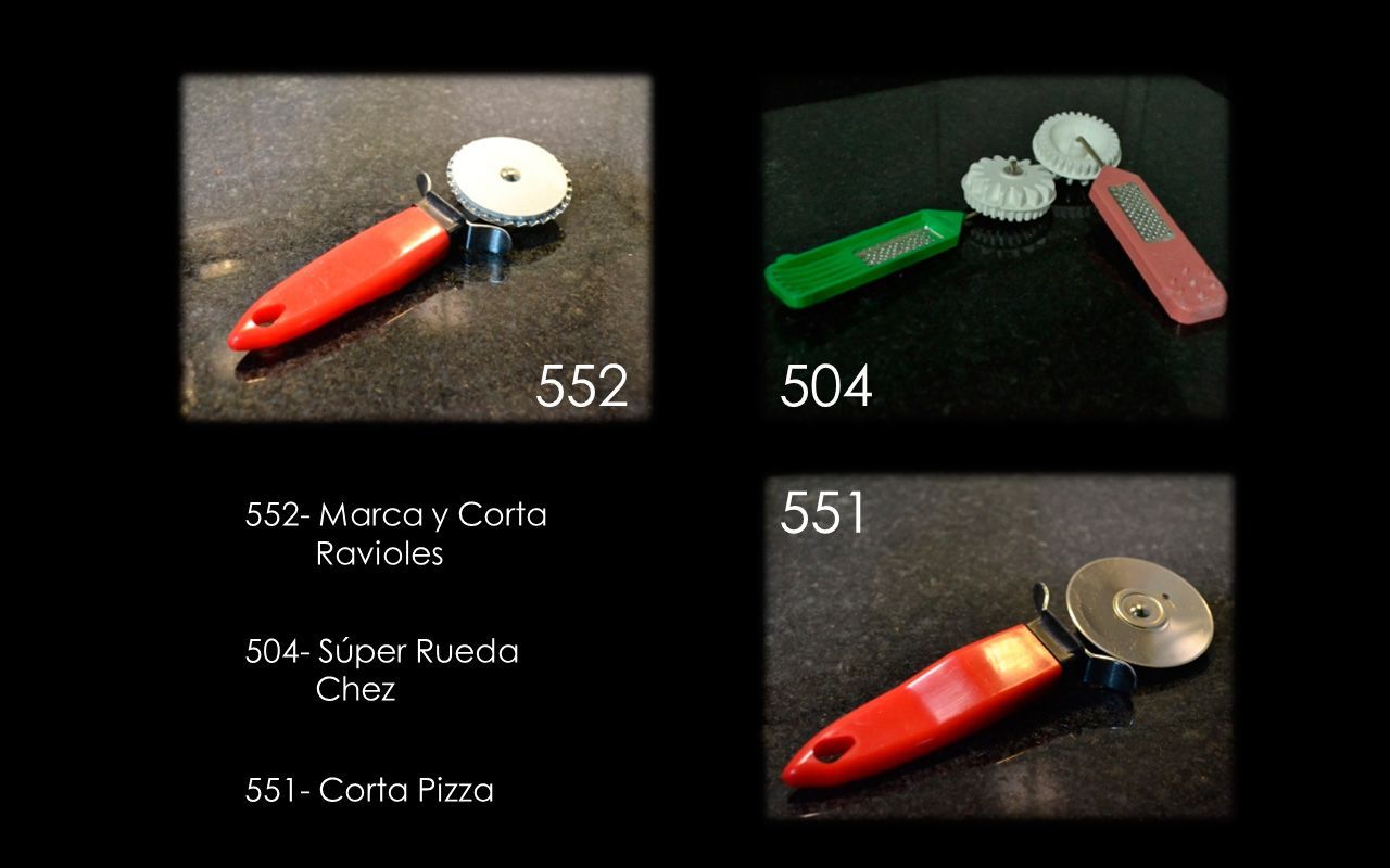 Cuatro herramientas para cortar pizza con diferentes colores de mango y diseños de hojas sobre un fondo oscuro.