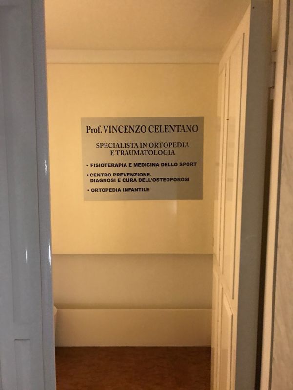Corridoio con l'insegna dello studio privato di odontoiatria pediatrica e ortodonzia del Prof. Vincenzo Celentano.