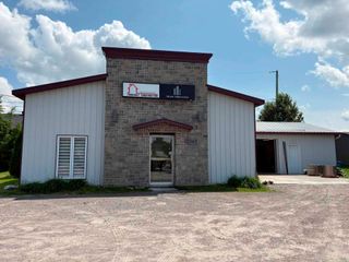 Deux personnes se tiennent côte à côte devant un stand d'exposition. Elles portent des vêtements noirs décontractés.