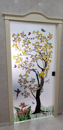 porta con decorazione in vetro temperato