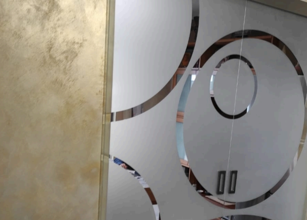 dettaglio porta scorrevole in vetro temperato