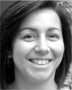 Donna sorridente con capelli corti e scuri, primo piano, in bianco e nero.