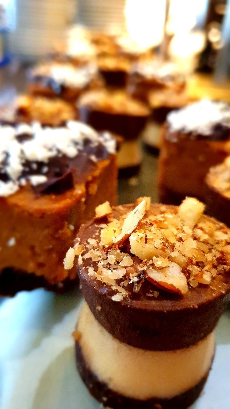 Un primer plano de un postre de chocolate con nueces encima
