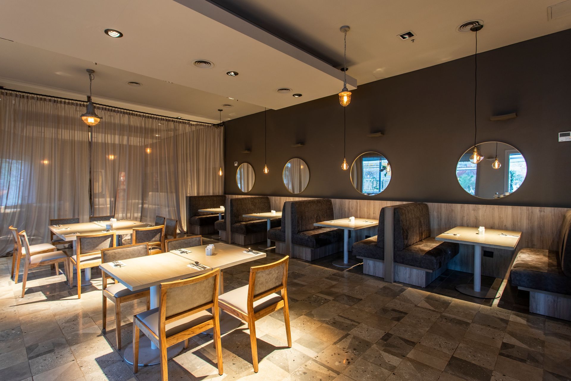 Una habitación grande con una mesa y sillas