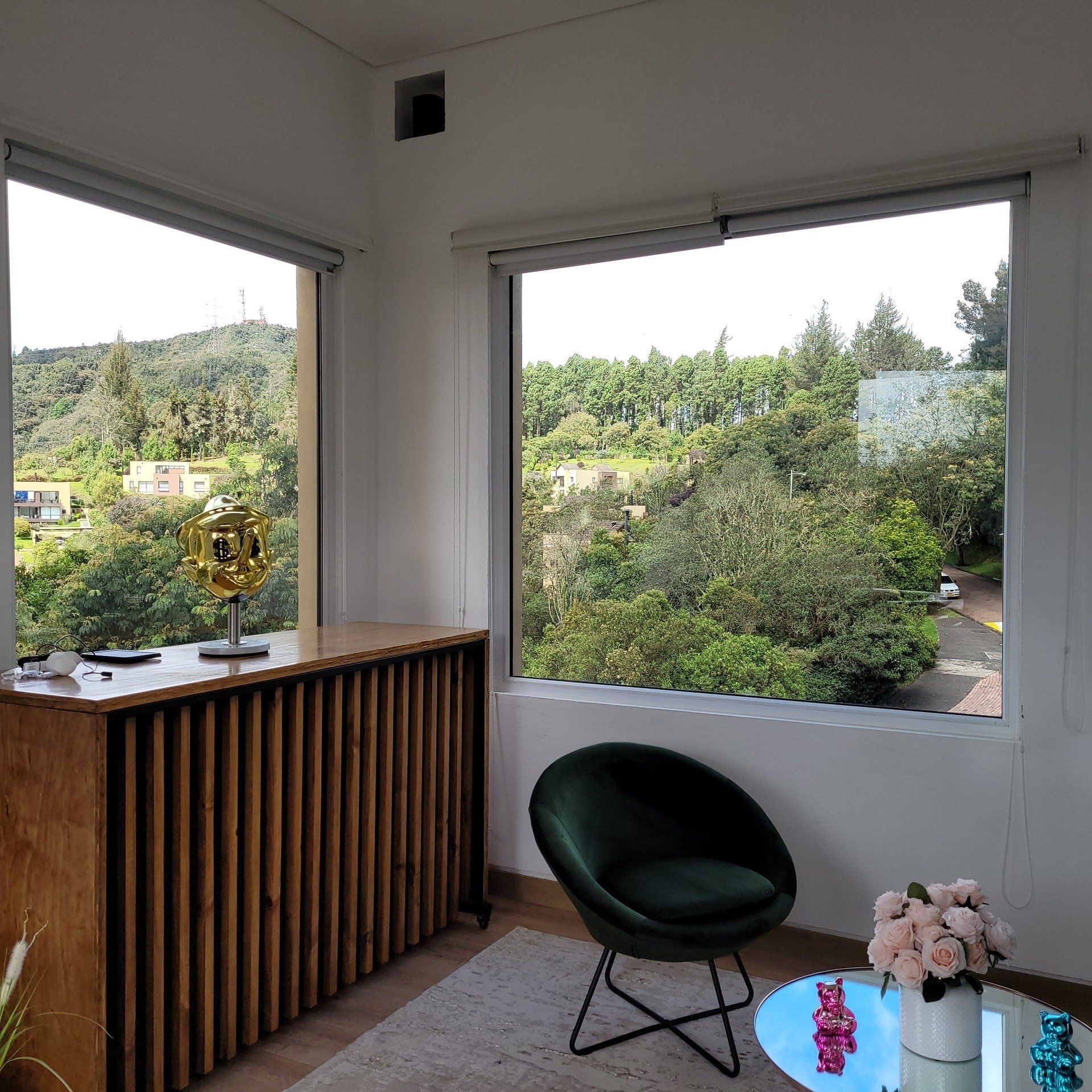 Una sala de estar con una gran ventana y una silla.