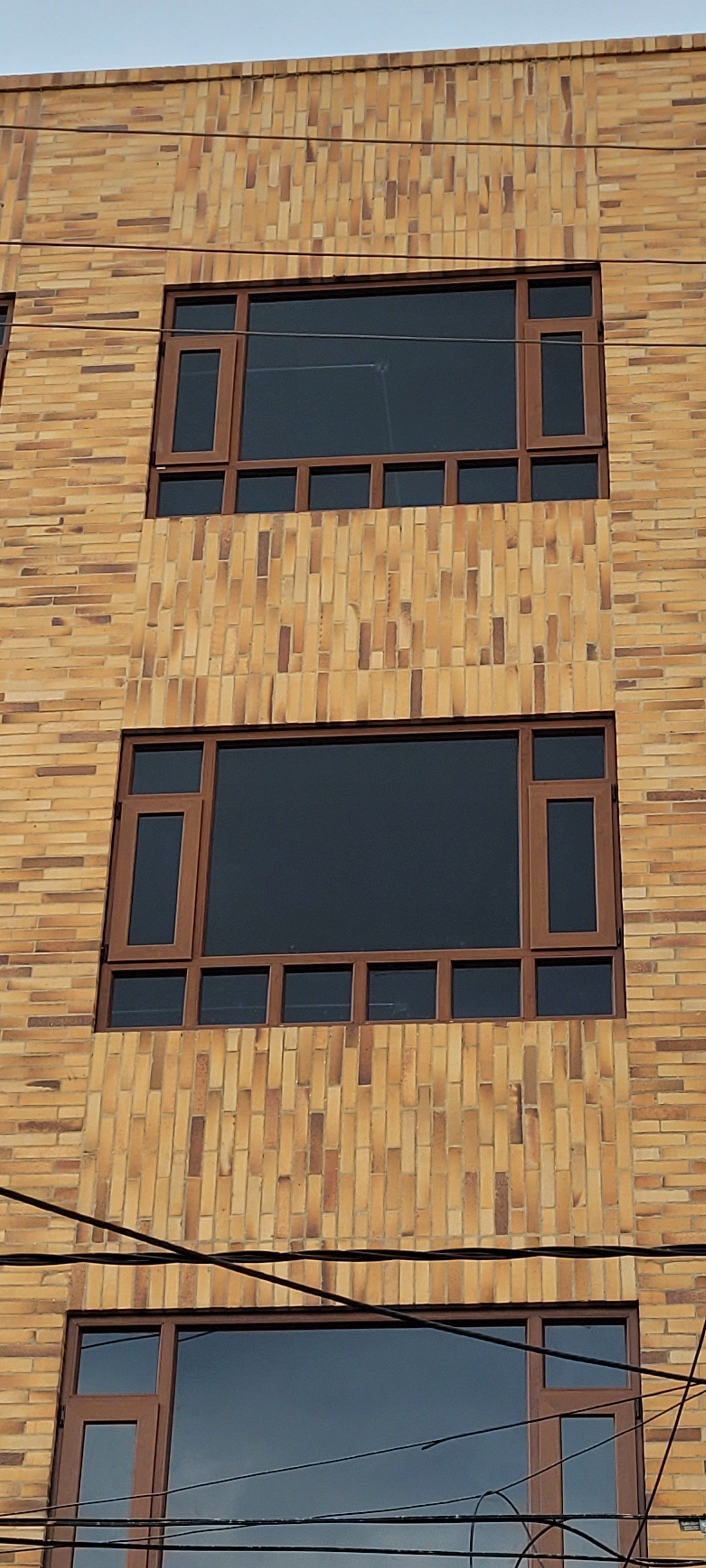 Un edificio de ladrillo con muchas ventanas.
