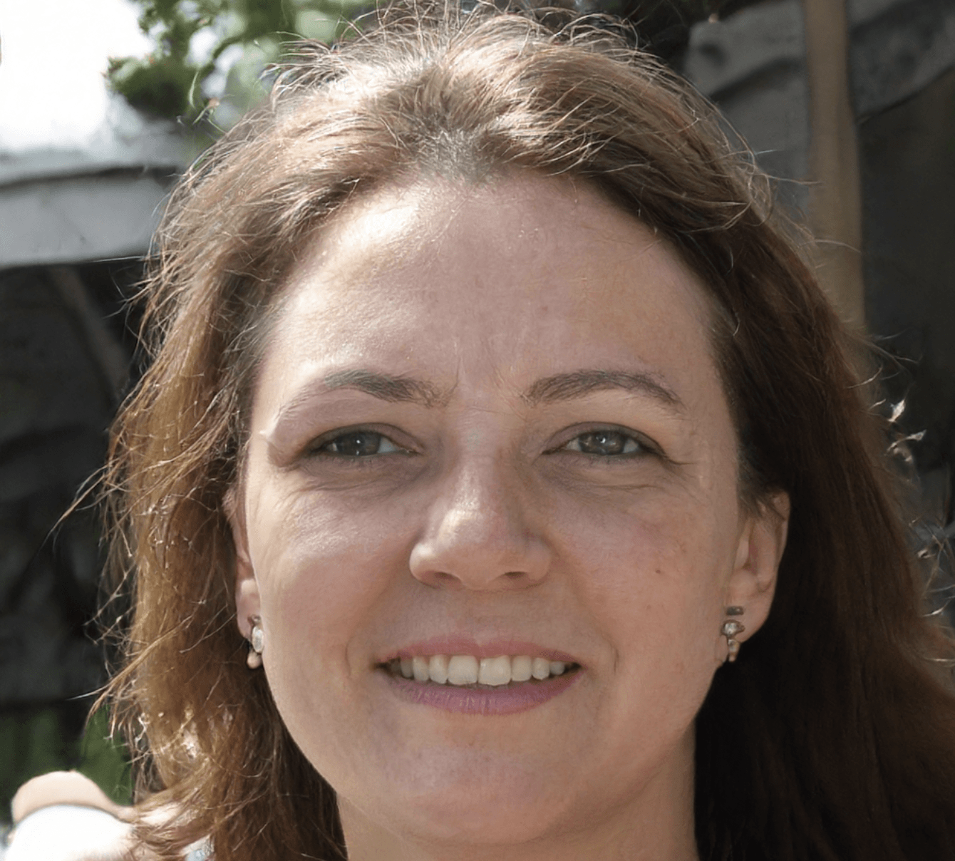 Un primer plano del rostro de una mujer con una sonrisa en su rostro.
