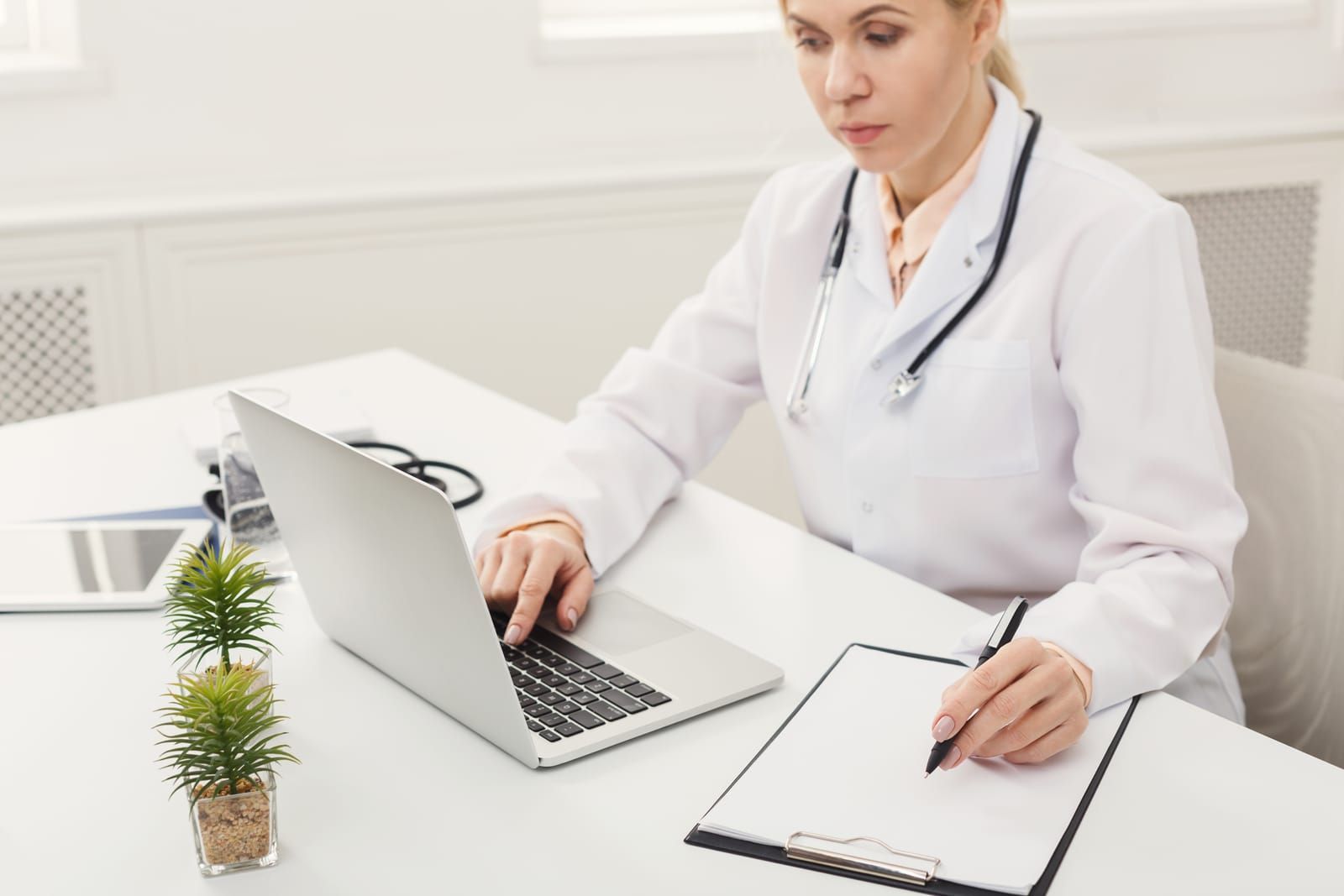 healthcare-professional-using-workflow-tool