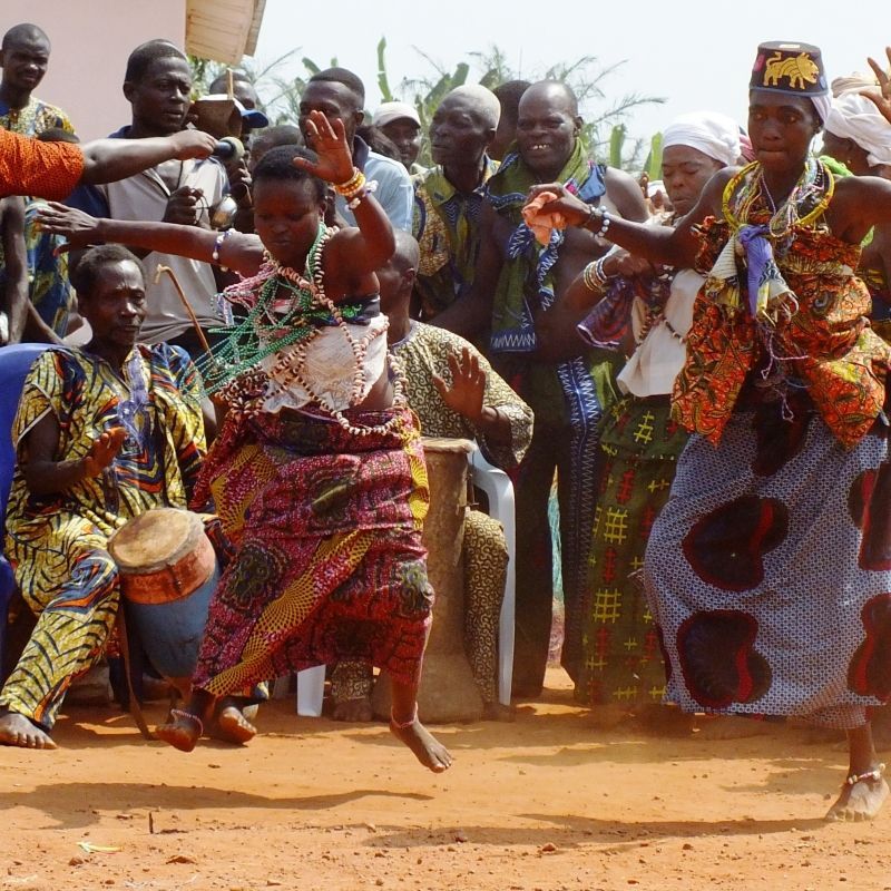 Young dancers in traditional attire celebrate Benin’s vibrant Vodun heritage—captured here during a local festival filled with rhythm, ritual, and spirit. Vodun, still widely practiced, is especially alive in Ouidah, where the annual Vodun Festival takes place every January 10. From sacred ceremonies to masked performances, this tradition offers powerful insight into Benin’s cultural roots. At Inspiration Africa, we create tailor-made journeys that bring you close to these unique experiences, whether during major festivals or intimate village rituals. Let us guide you through Benin’s spiritual landscapes and living traditions on a journey you won’t forget.