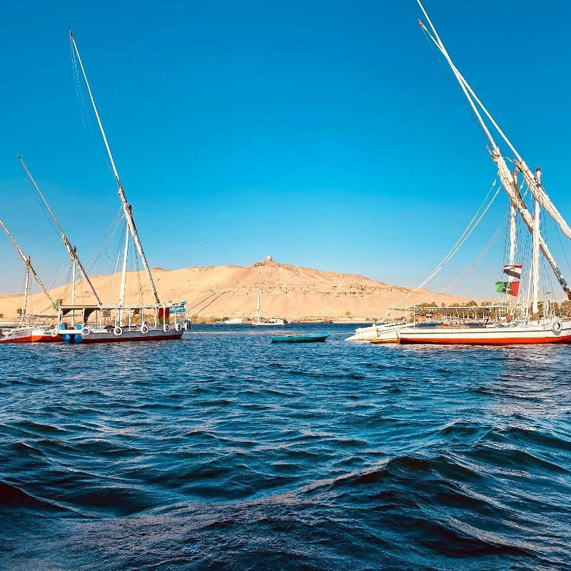 Sunlit deck, river breeze, horizons of temples—or sapphire seas, coral gardens, and dolphin arcs. Whether your picture shows a dahabiya gliding the Nile past Luxor and Aswan or a yacht cruising the Red Sea, Inspiration Africa organizes tailor-made Egypt voyages. We arrange private charters or small ships, expert Egyptologists or divemasters, curated shore excursions, and seamless transfers. From golden-hour felucca sails to snorkel-and-dive days over vibrant reefs, we design effortlessly paced itineraries that blend iconic sights with indulgent downtime on the water.