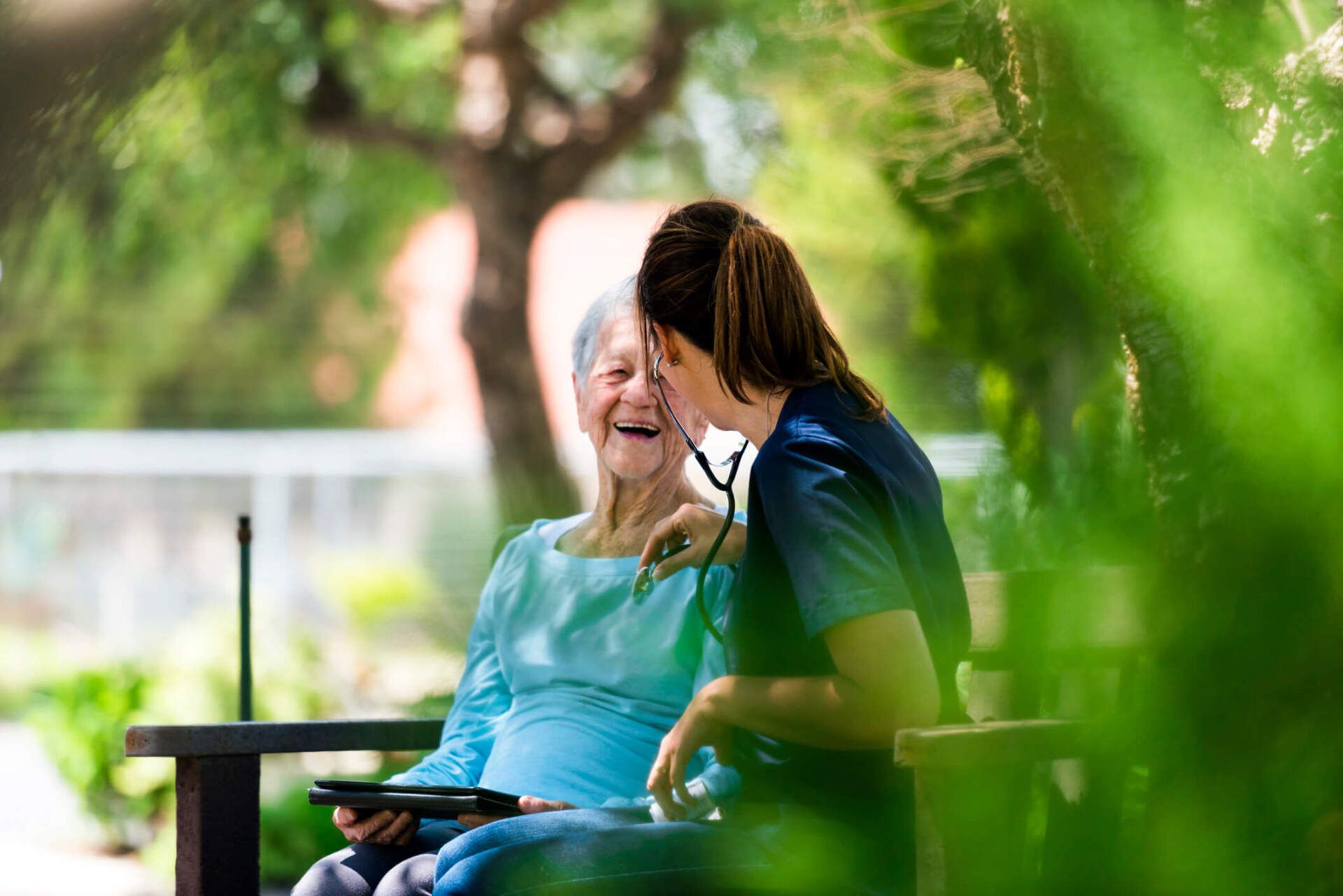 Donna anziana insieme a infermiera in un giardino