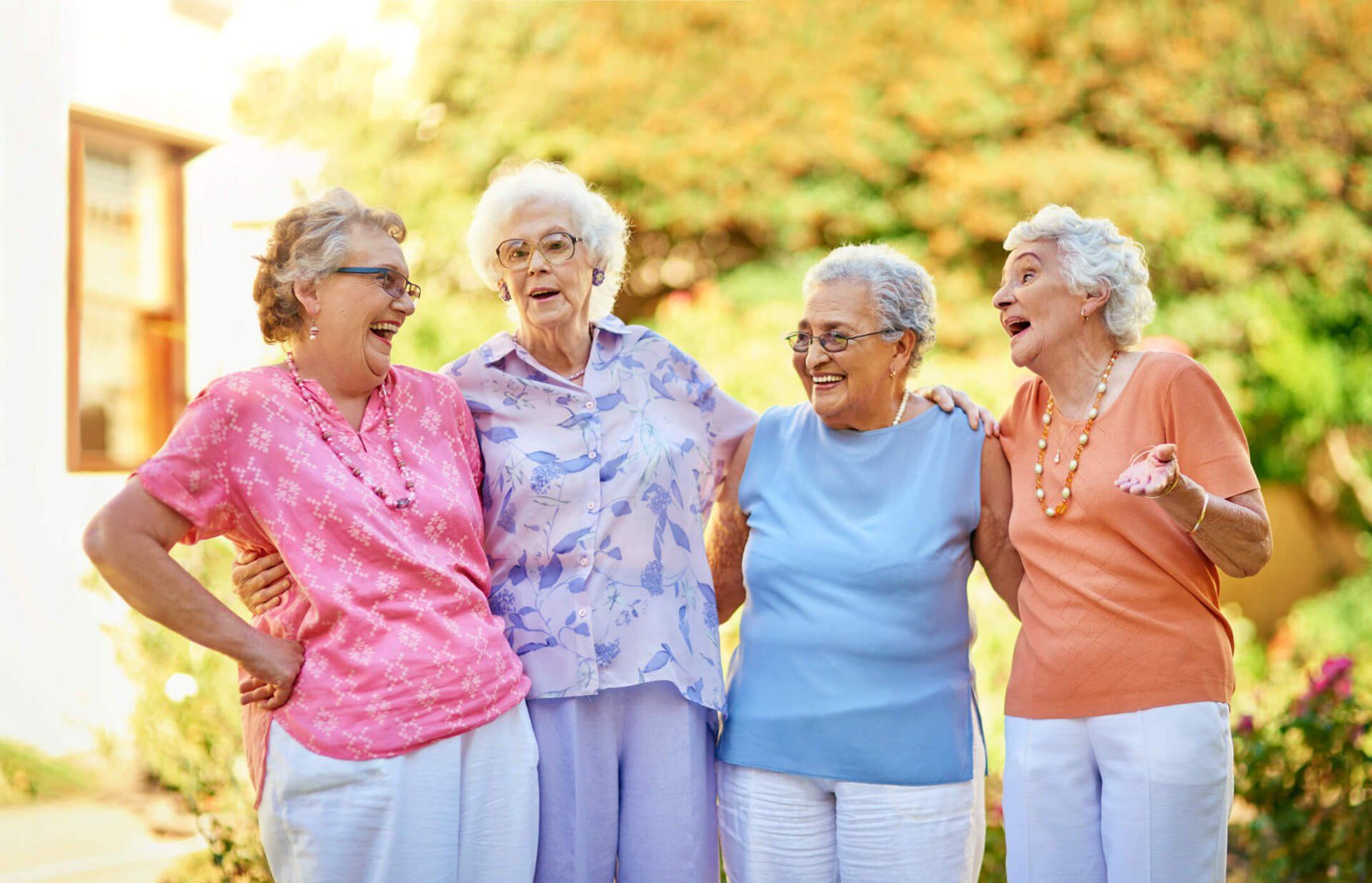 Gruppo di donne anziane in giardino