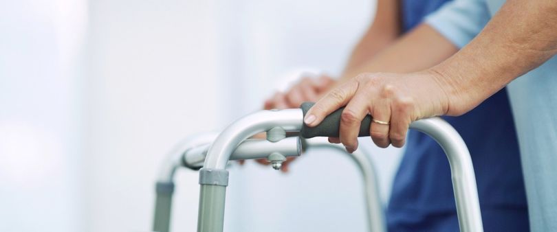 Medico geriatra con un ospite anziano in una stanza luminosa