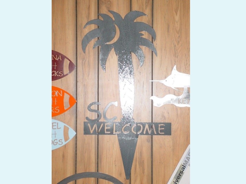 A sign on a wooden wall that says sc welcome