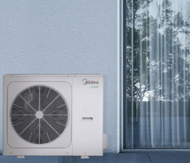 Un condizionatore d'aria è montato sul lato di un edificio.