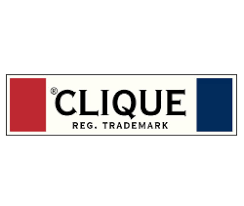 Logo per il marchio di abbigliamento "Clique", con testo all'interno di un rettangolo affiancato da blocchi di colore rosso e blu.