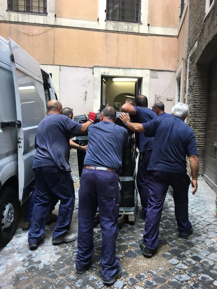 operai trasportano cassaforte