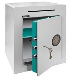 Una cassaforte bianca con apertura frontale, dotata di sportello apribile che rivela un interno color verde acqua, una tastiera digitale e una serratura a chiave.