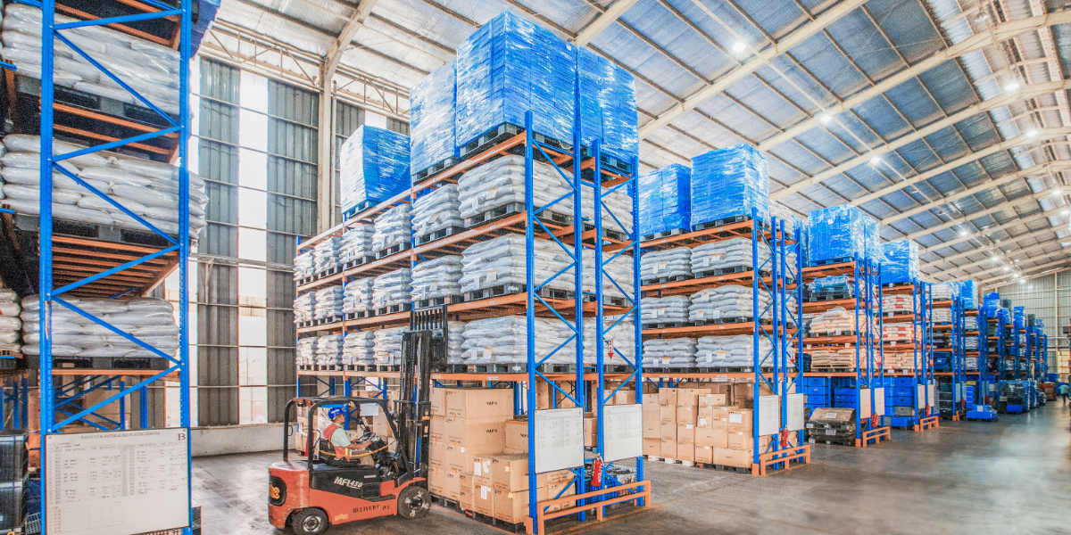 A warehouse filled with lots of shelves and boxes.