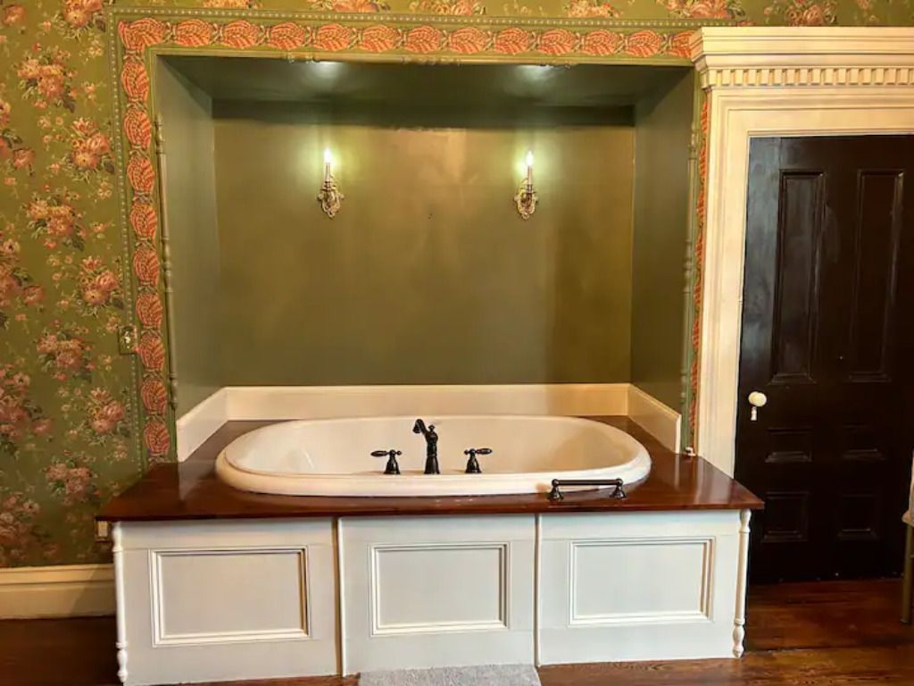 bathroom tub