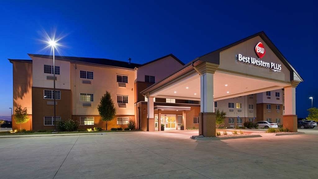 A large brown hotel with the word best western on it
