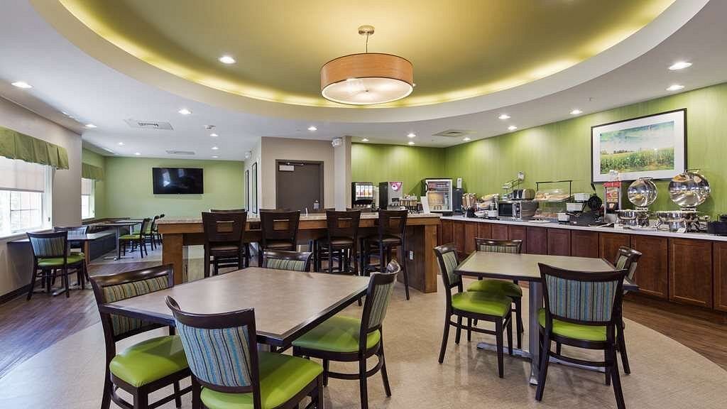 A dining room with tables and chairs in a hotel.