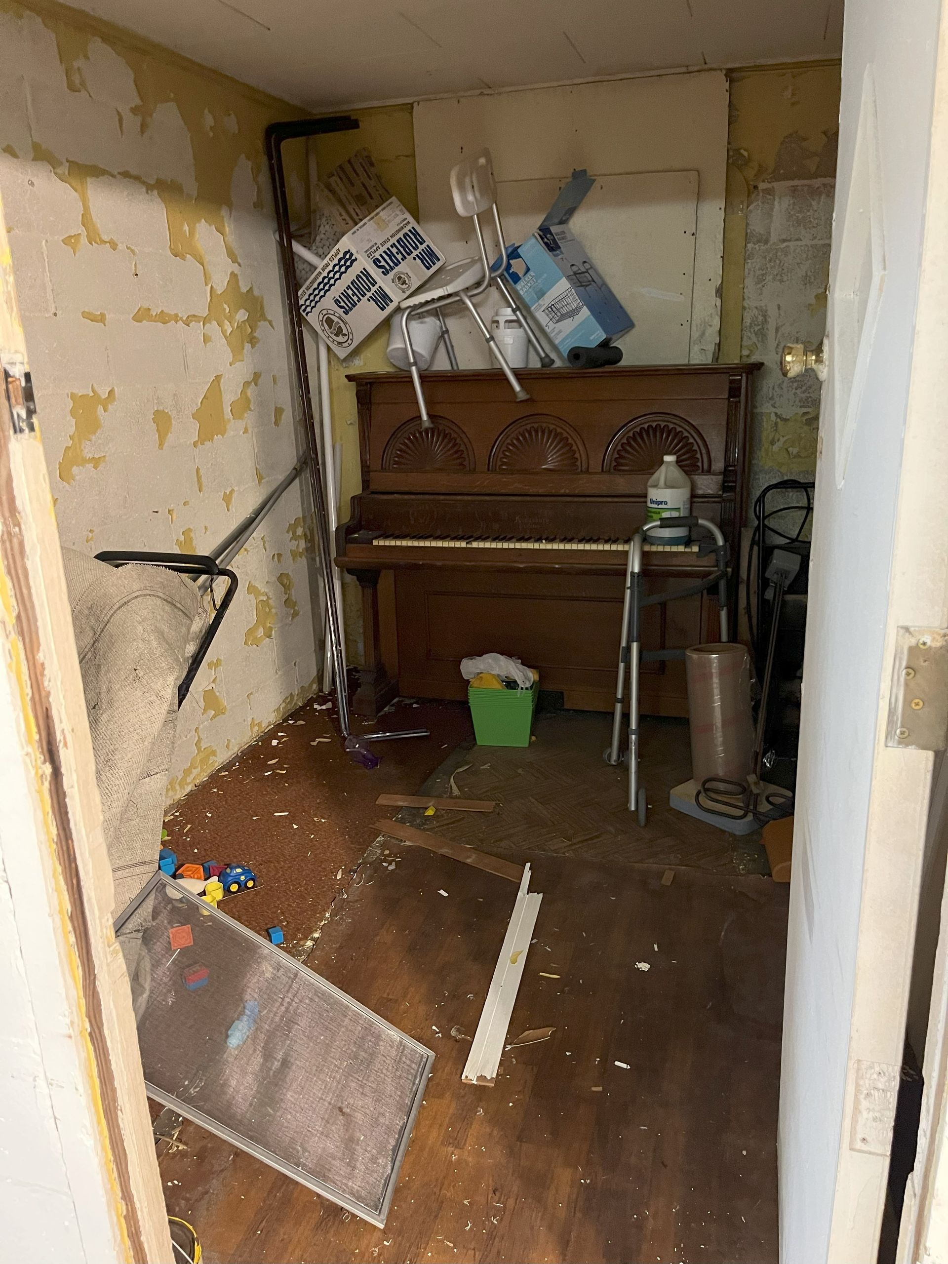 There is a piano in the middle of the room.