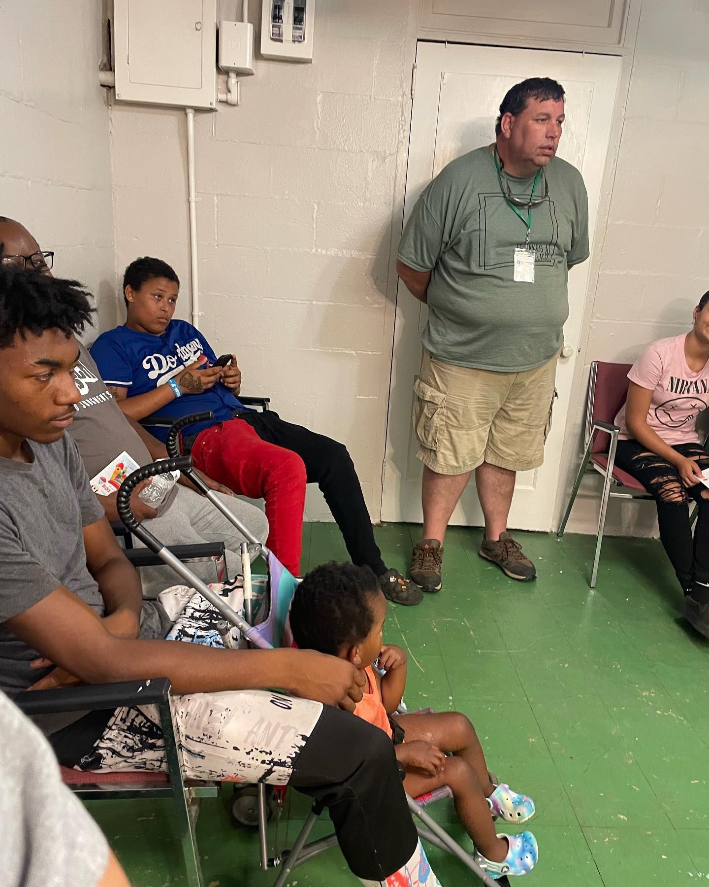 A group of people are sitting in chairs in a room.