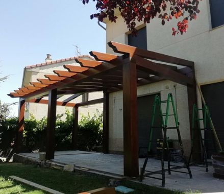 construcción y montaje de porche de madera para patio en toledo