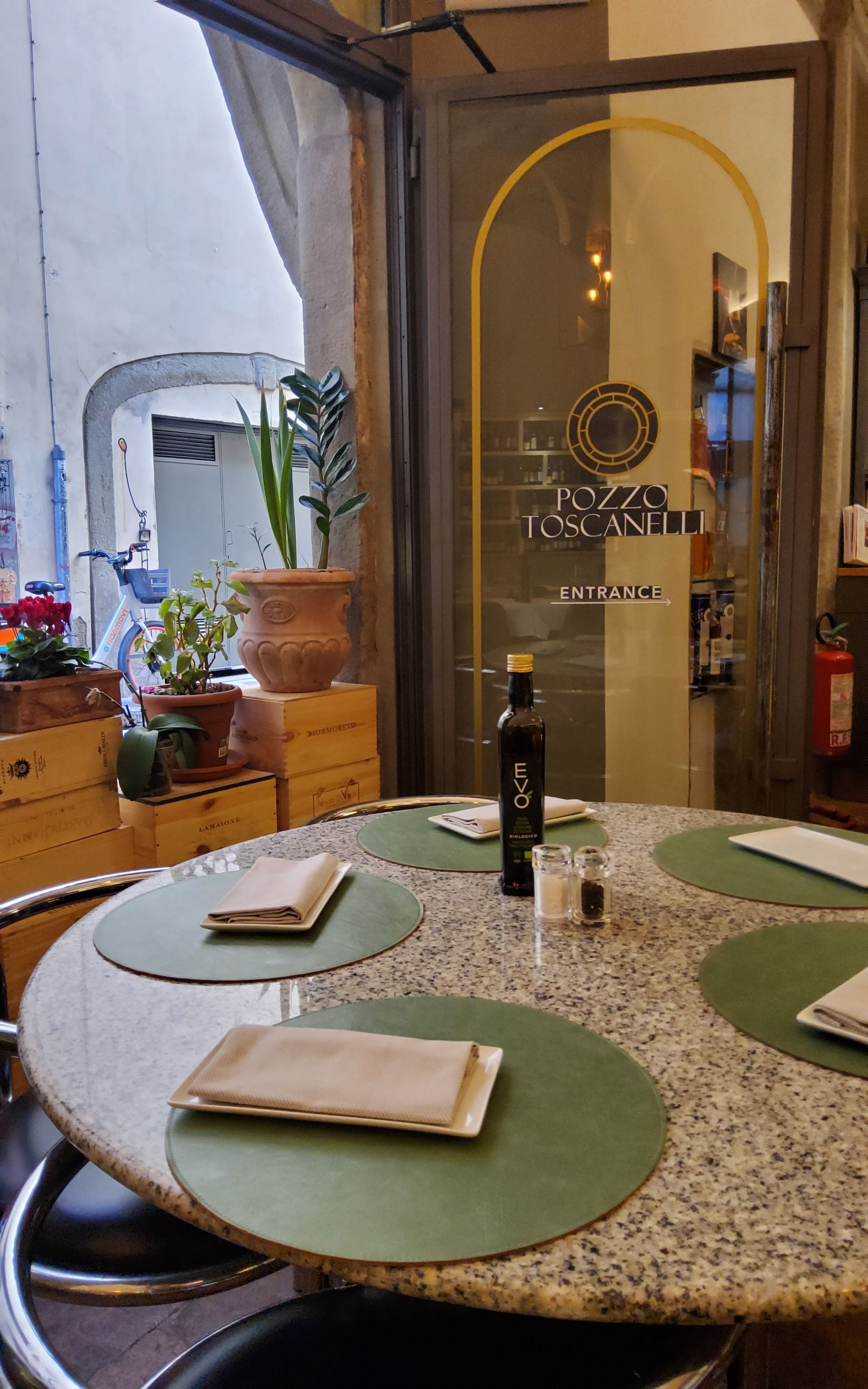 Tavolata rotonda all'interno dell'osteria