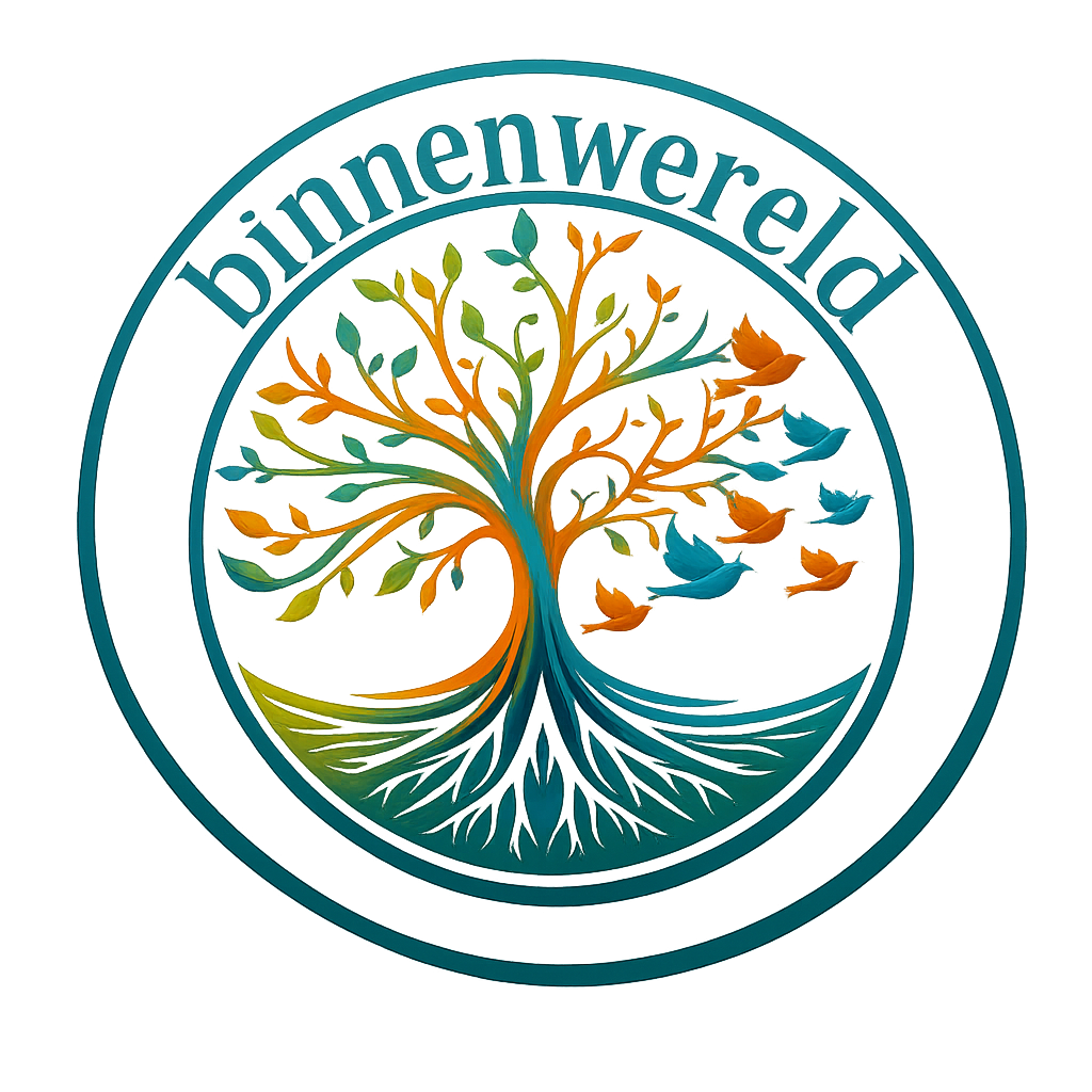 Rond logo met een gestileerde boom, wortels, vogels en het woord