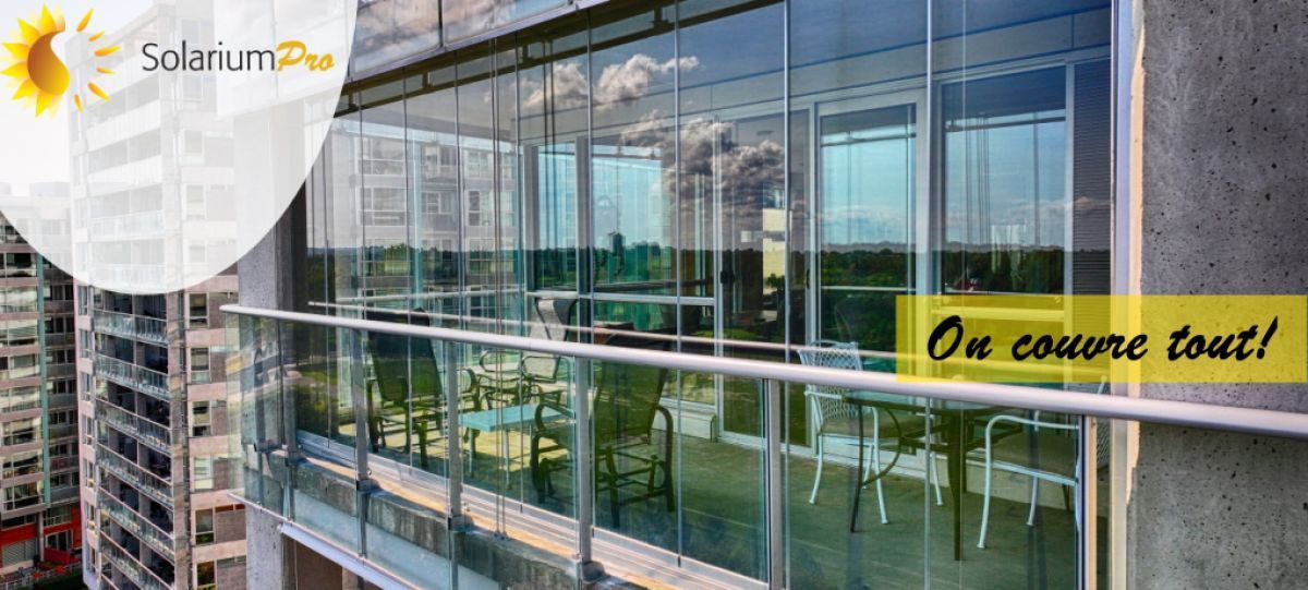 Un bâtiment avec beaucoup de fenêtres et un panneau indiquant « on couvre tout »