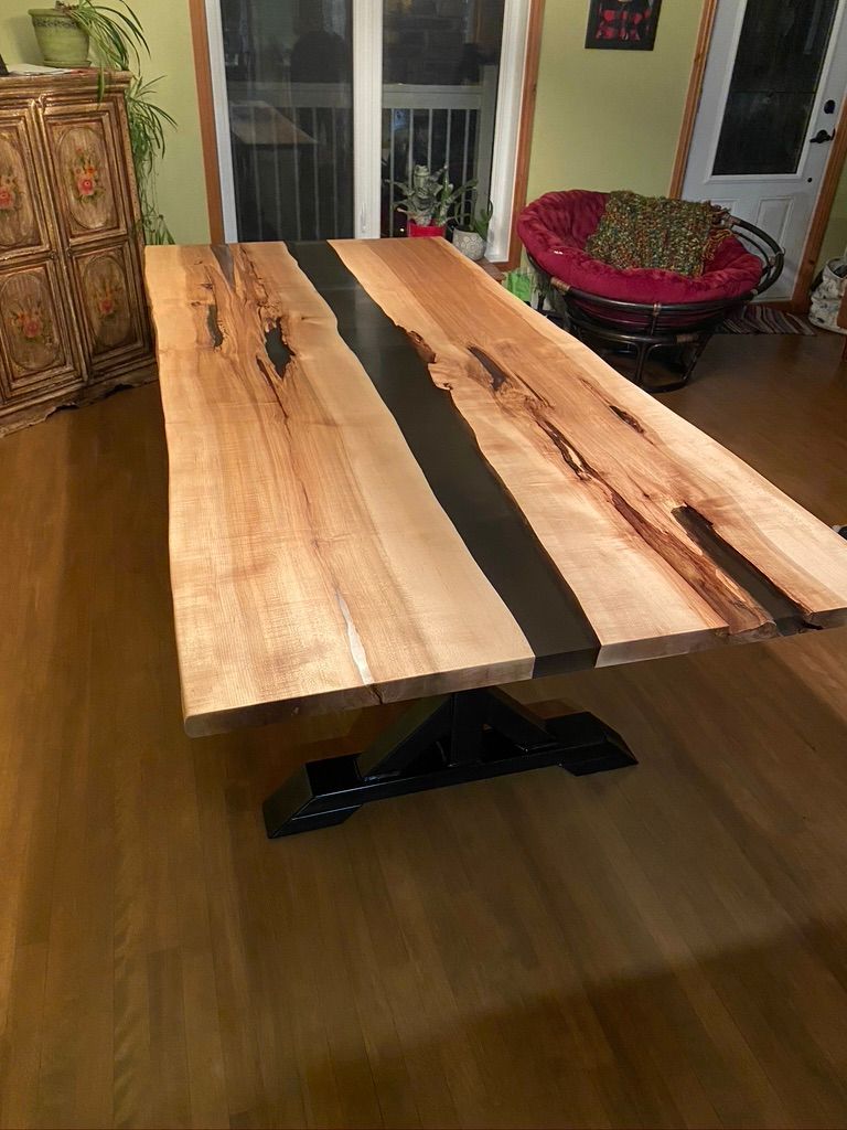 Une table en bois est posée sur un plancher en bois dans un salon.