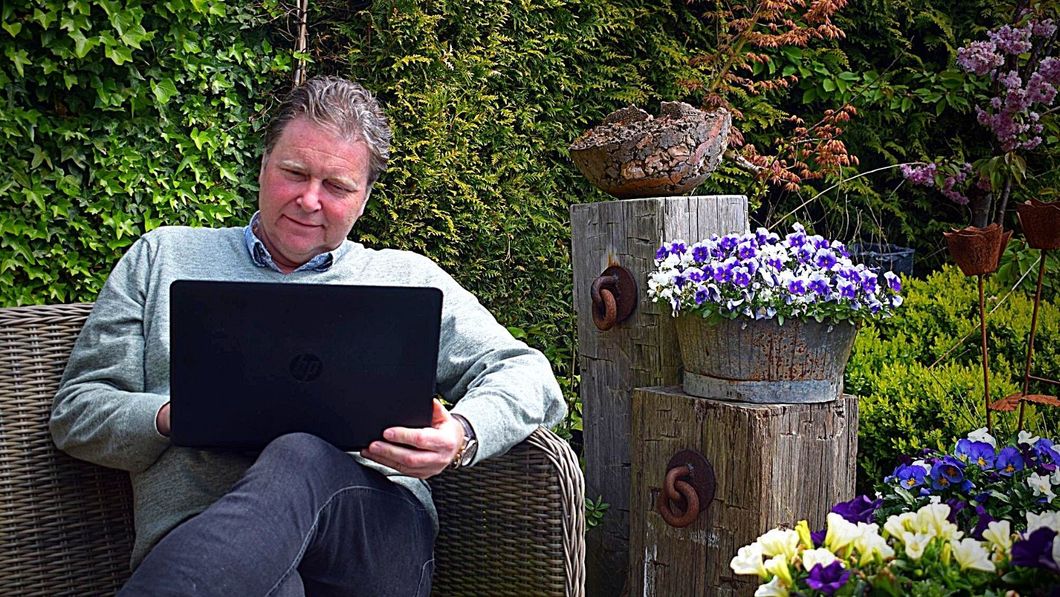 Eduard Meinema, author / visual artist, writing in the garden.